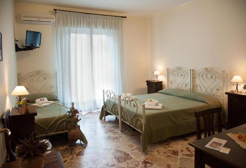 Трехместный Номер Стандарт с Балконом, Le Giare B&b