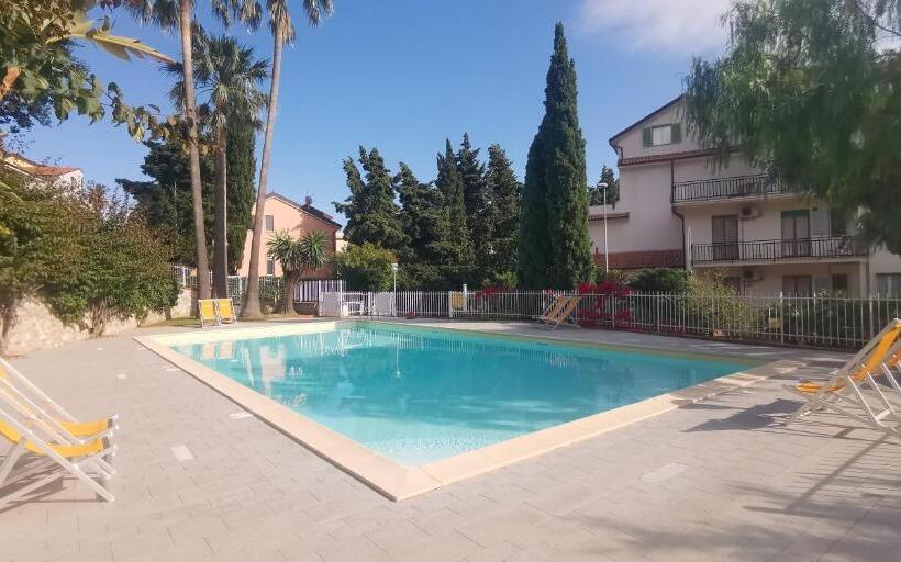 Студио Стандарт с Балконом, Residence Oleandro