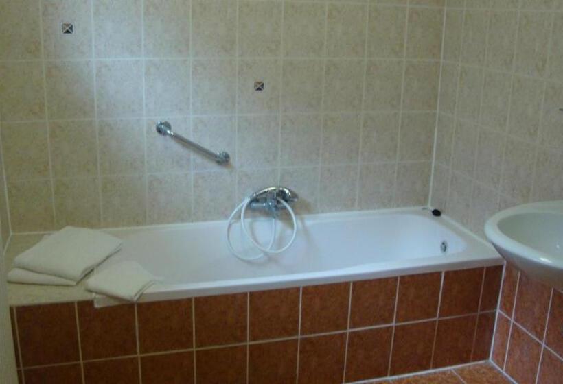 اتاق استاندارد سه نفره, Windsor