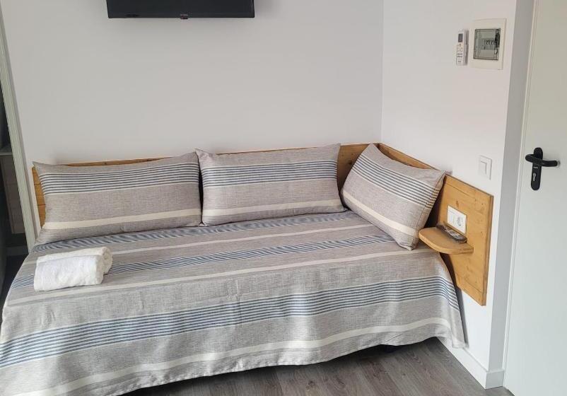חדר סטנדרט לשלושה, Malva Hostel