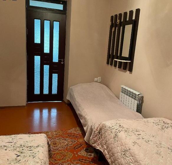 اتاق استاندارد سه نفره, Artina Guest House