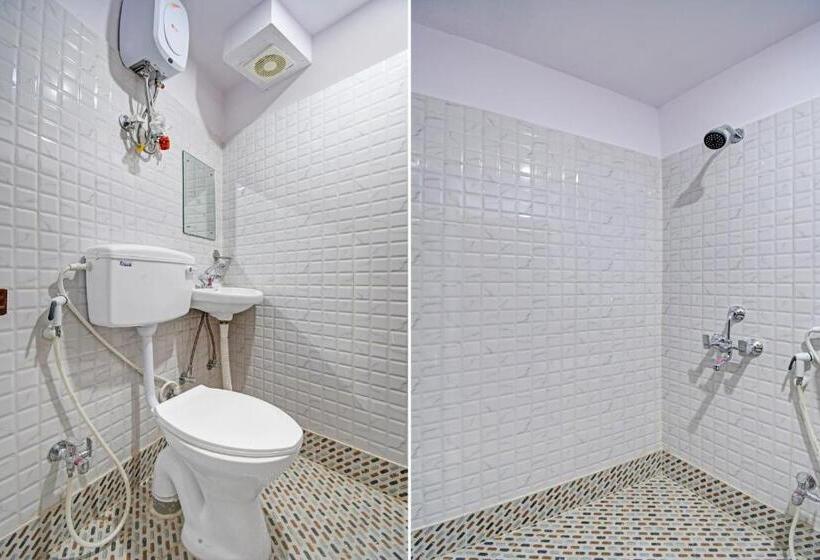 Номер Deluxe, Goroomgo Vhyom Sky Palace Near Sakherbazar Metro Station Kolkata