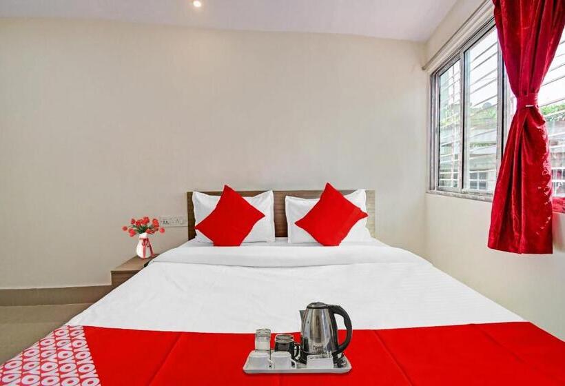 Номер Deluxe, Goroomgo Vhyom Sky Palace Near Sakherbazar Metro Station Kolkata