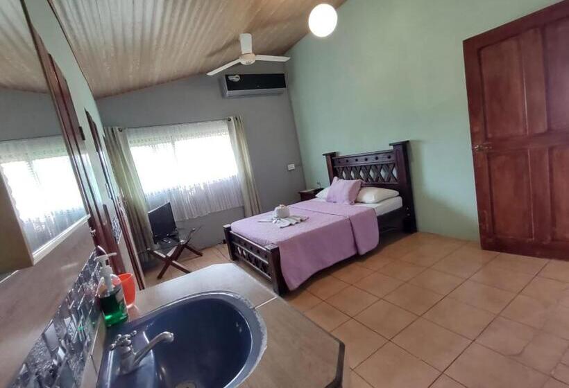 Апартаменты 1 Спальня, The Corner Airbnb