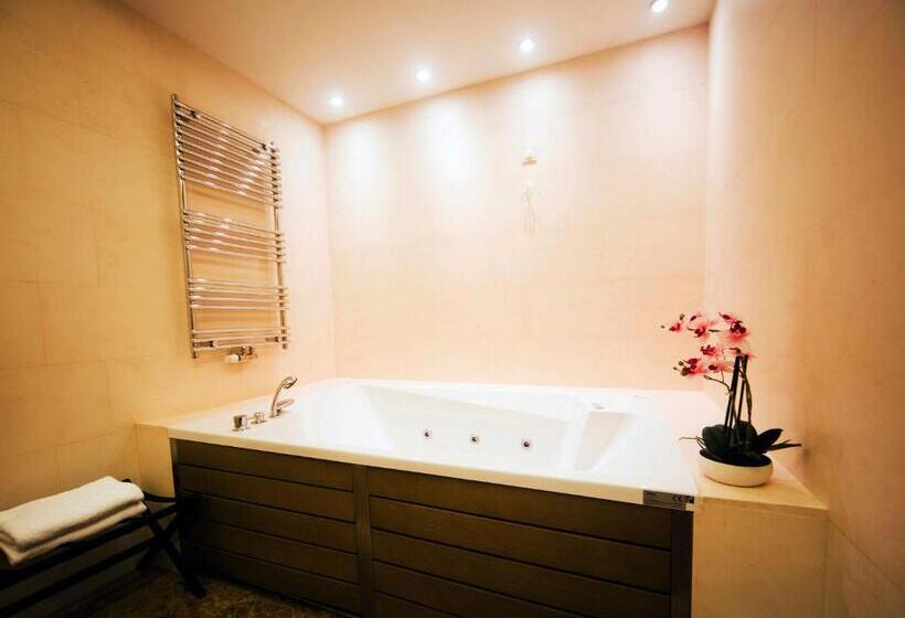 سوییت جونیور لوکس, Residence