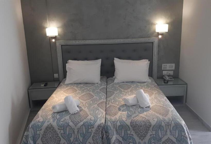 اتاق استاندارد سه تخته با چشم‌انداز استخر, Anita Beach Hotel  Adults Only