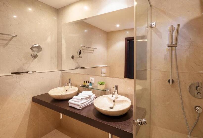 سوییت جونیور لوکس, Business Hotel First