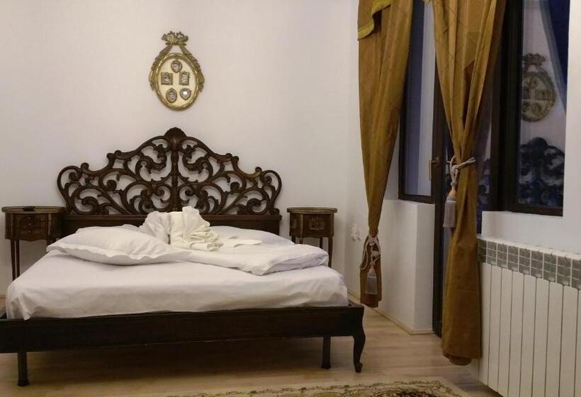 سوییت لوکس, Coroana Moldovei