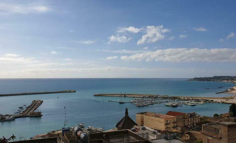 اتاق لوکس با چشم‌انداز دریا, Domus Aurea