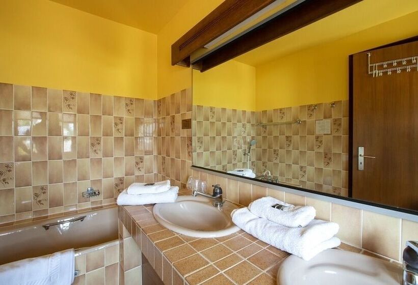 标准三人间, Hôtel Restaurant Et Spa Au Tilleul