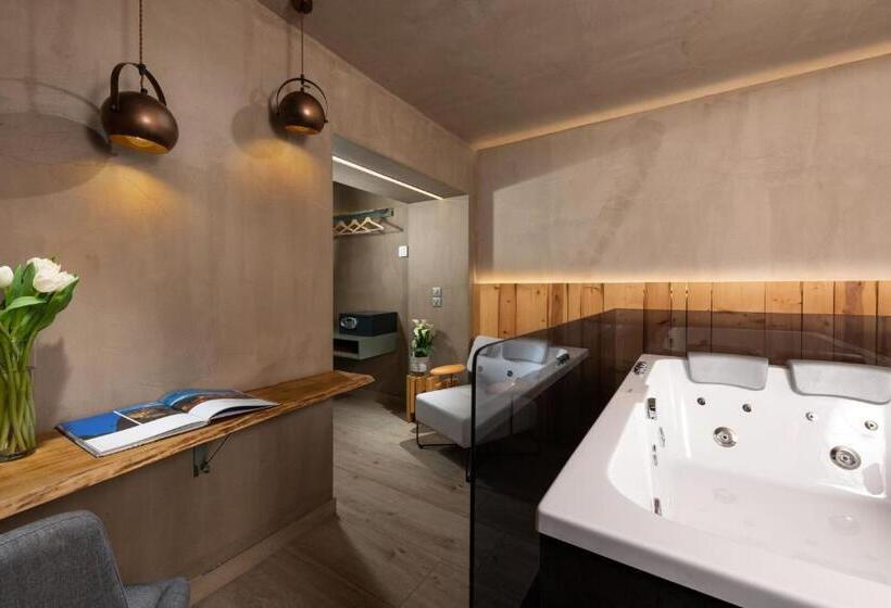 سوئیت جونیور با ماساژ آبی, Tsikeli Boutique Hotel Meteora   Adults Friendly