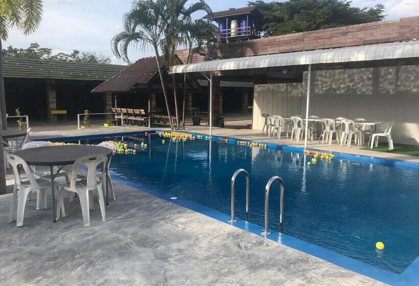 エコノミー４人部屋, Pooma Resort