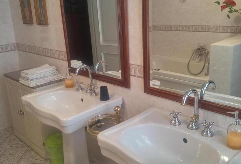 Стандартный внешний трехместный номер с ванной комнатой, Guest House Attico Della Vittoria