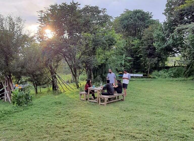 스탠다드 룸 킹사이즈 침대, Barefoot Bir Coliving Coworking Cafe