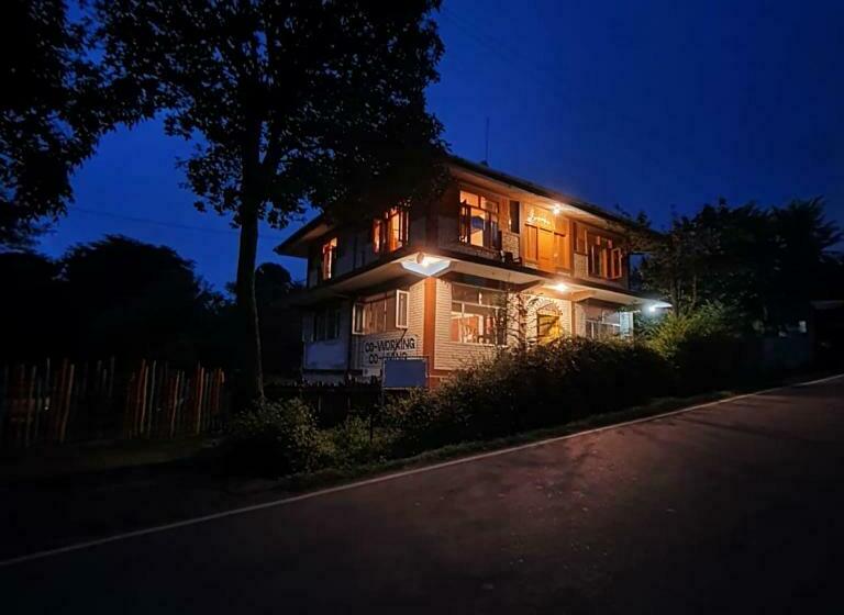 스탠다드 룸 킹사이즈 침대, Barefoot Bir Coliving Coworking Cafe