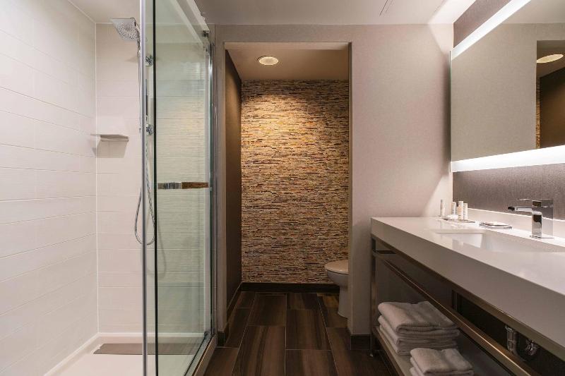 스위트 킹사이즈 침대, Sleep Inn & Suites Devils Lake