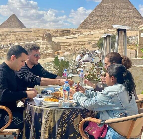اتاق لوکس, Queen Pyramids View