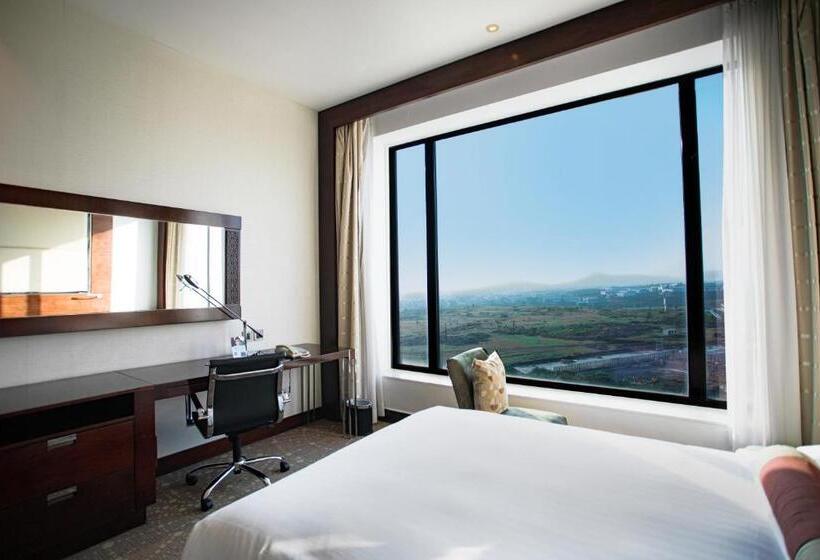 行政房间, Courtyard By Marriott Pune Chakan