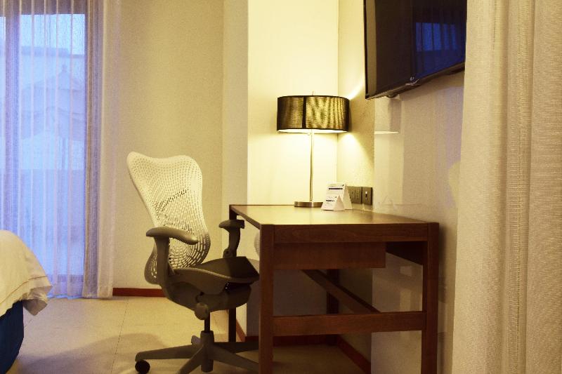 מיטת קינג בסוויטה, Holiday Inn Express Puerto Vallarta, An Ihg