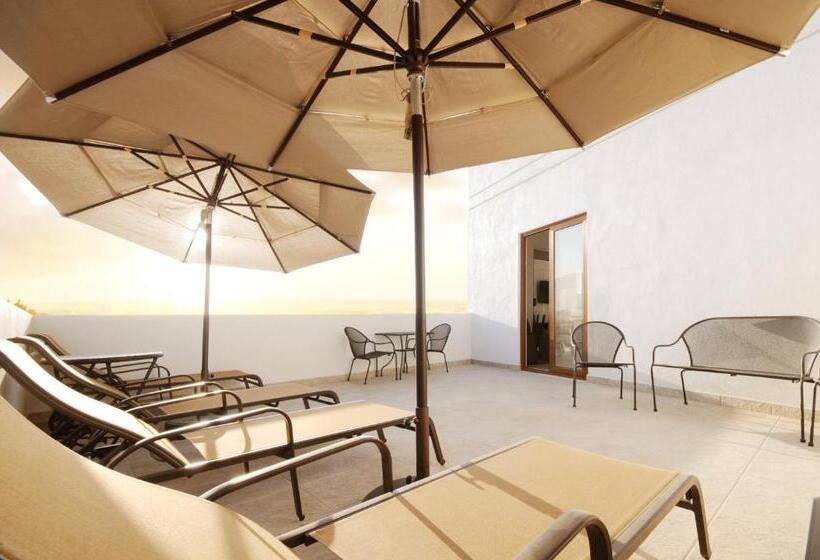 מיטת קינג בסוויטה, Holiday Inn Express Puerto Vallarta, An Ihg