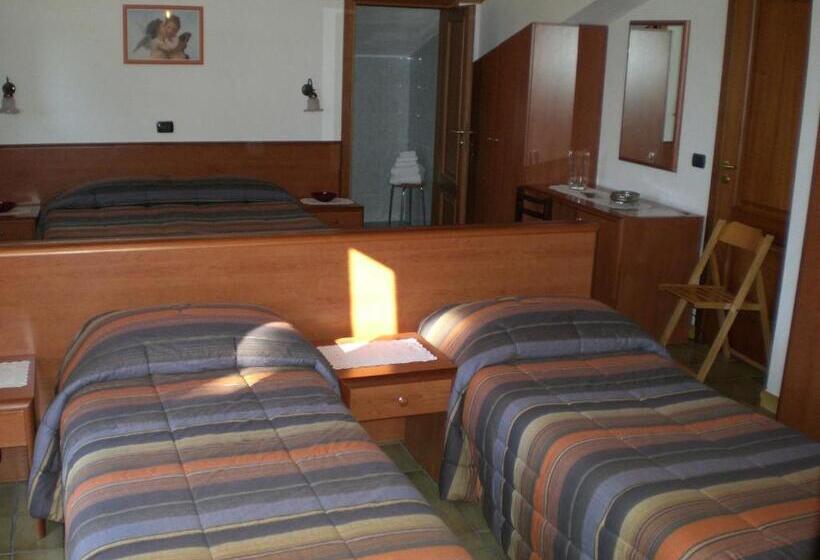 اتاق استاندارد چهارنفره با بالکن, B&b Villa Calagioli