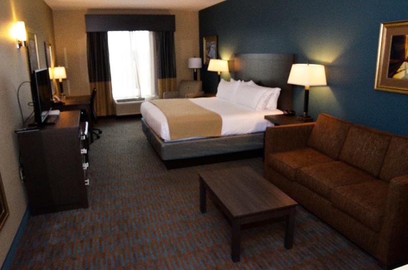 Люкс Адаптированный для Инвалидов, Holiday Inn Express Hotel & Suites Goldsboro   Base Area, An Ihg