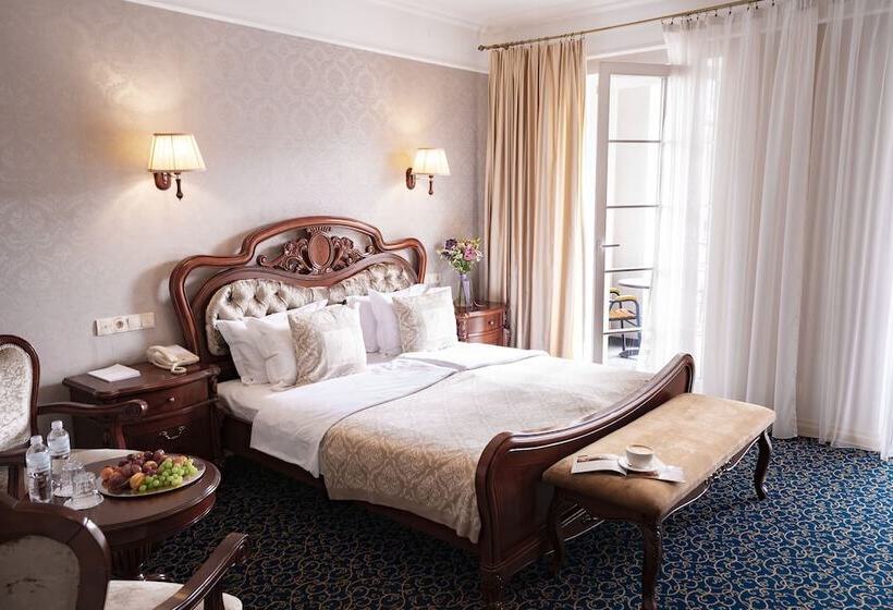 جناح جونيور, Kavalier Boutique