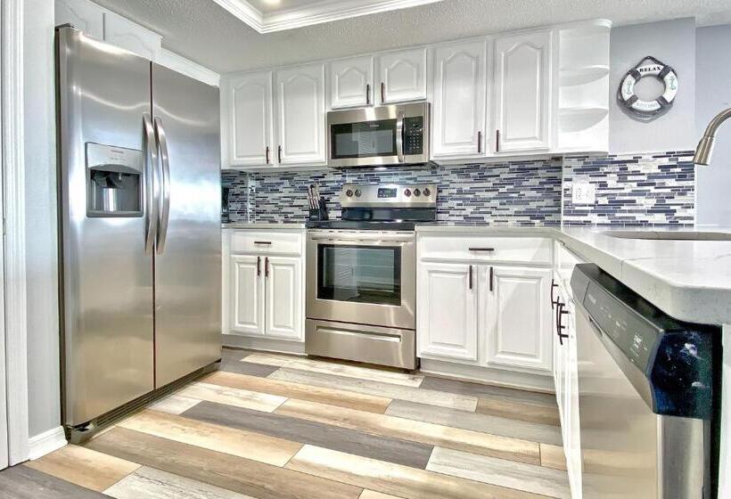 Апартаменты 2 Спальни, Beach Place 1 404