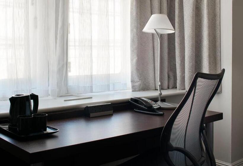 Номер Basic, Club Quarters Hotel Trafalgar Square, London