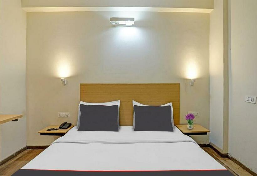 Трехместный Номер Классика, Capital O Mt Corporate Stays Near Iskcon Temple Noida