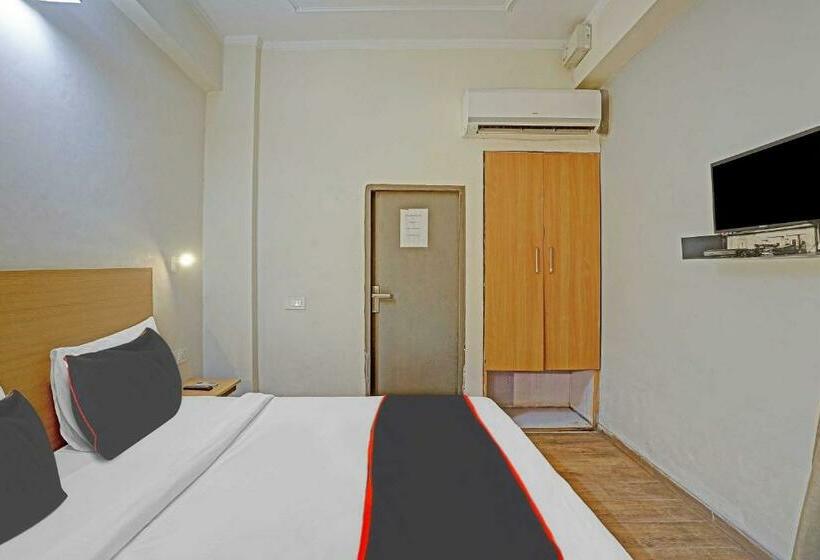 Трехместный Номер Классика, Capital O Mt Corporate Stays Near Iskcon Temple Noida