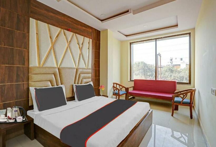 Трехместный Номер Классика, Capital O Mt Corporate Stays Near Iskcon Temple Noida