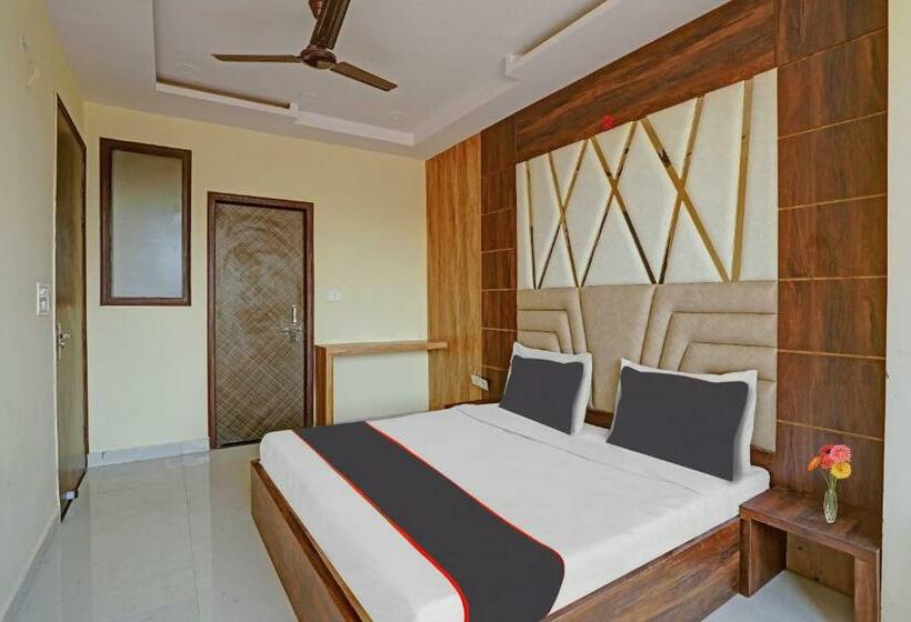 Трехместный Номер Классика, Capital O Mt Corporate Stays Near Iskcon Temple Noida