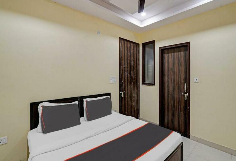 Трехместный Номер Классика, Capital O Mt Corporate Stays Near Iskcon Temple Noida