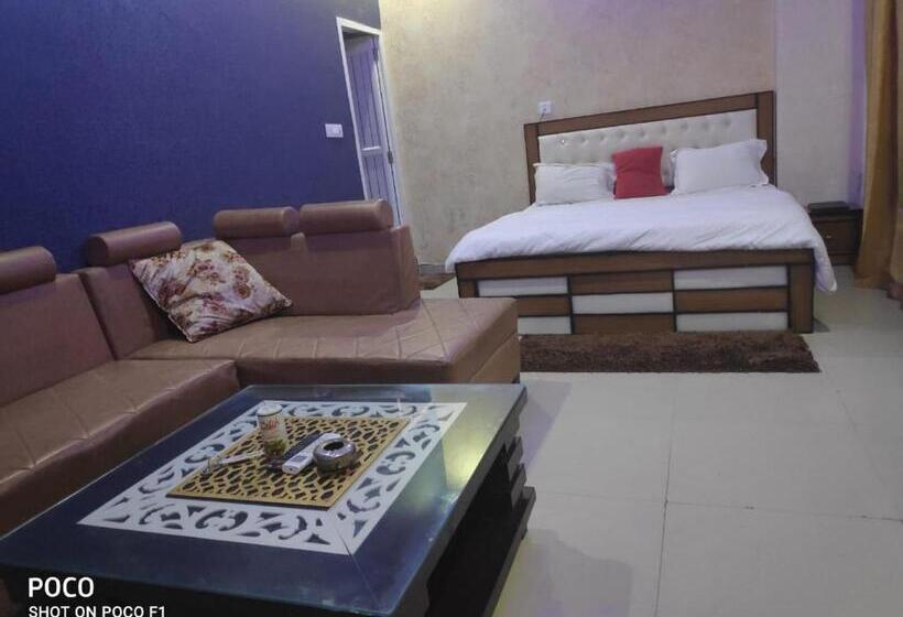 اتاق لوکس, Sudhir, Sonipat
