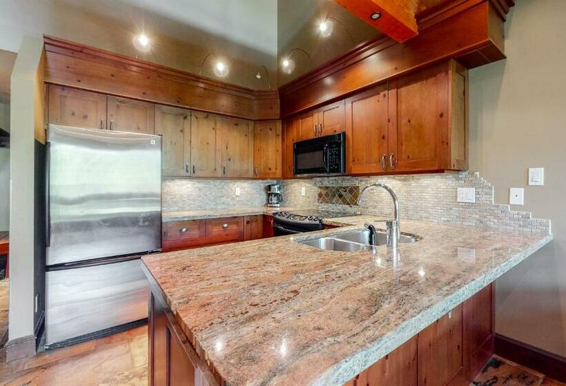 استودیوی استاندارد, Greystone Lodge