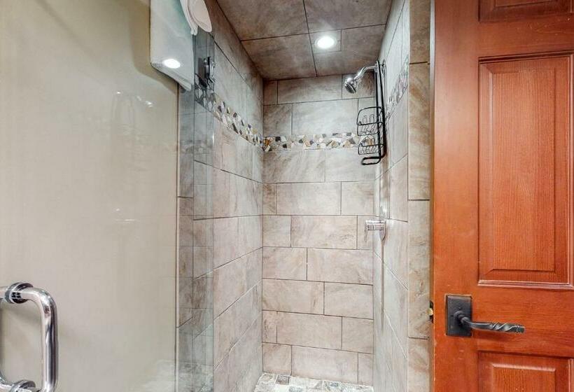 استودیوی استاندارد, Greystone Lodge
