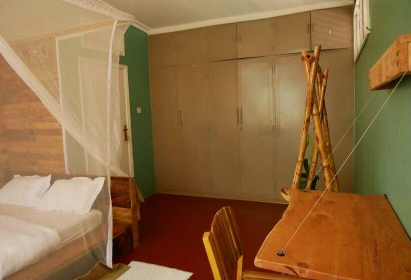 اتاق استاندارد با چشم‌انداز باغ, Jinja Backpackers