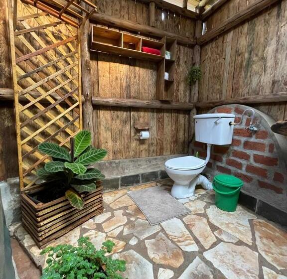 چادر با خدمات رفاهی استاندارد, Jinja Backpackers