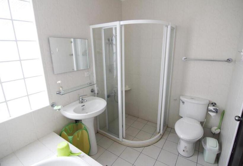 اتاق خانوادگی, Clover 248 B&b