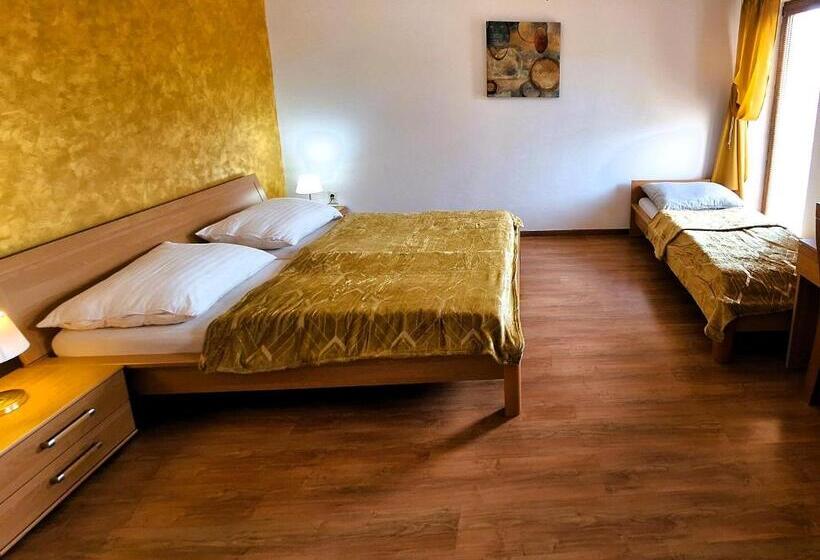 Стандартный внешний трехместный номер с ванной комнатой, Penzión Villa Agnes