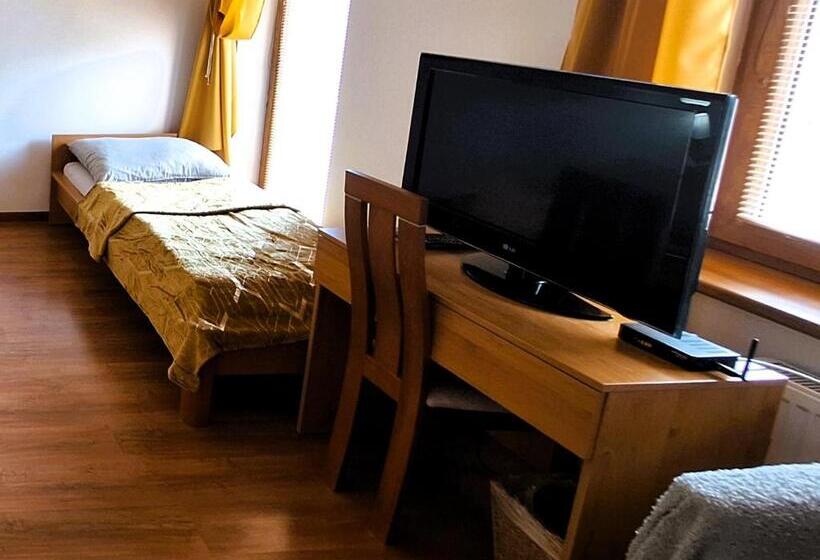 اتاق سه‌نفرۀ استاندارد با سرویس بهداشتی بیرون از اتاق, Penzión Villa Agnes