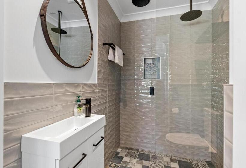 Дом 2 Спальни, Noosa Entrance Waterfront Resort