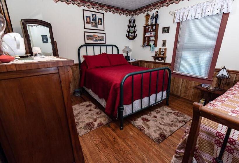 Стандартный внешний трехместный номер с ванной комнатой, Wolf Creek Farm B&b And Motorcycle Manor At Wolf Creek Farm, Llc