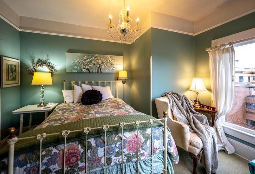 Номер Стандарт с Балконом, Clementine S Guest House & Vacation Rentals