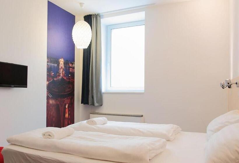 标准间, Maverick City Lodge