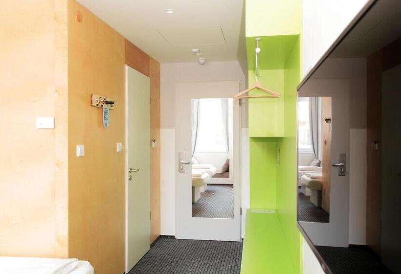 标准间, Maverick City Lodge