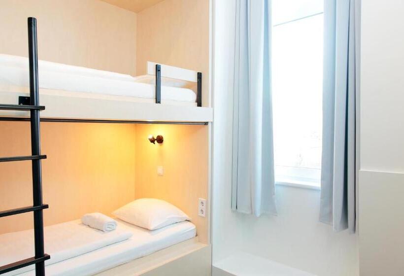 标准间, Maverick City Lodge