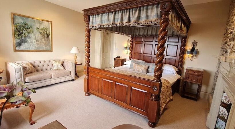 Номер Стандарт Вид на Море, Camelot Castle