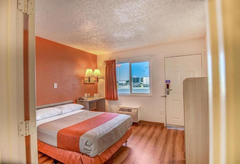 장애인을 위한 스탠다드 룸, Motel 6stockton, Ca  Charter Way West